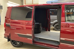 met. punainen Volkswagen Transporter 2022 kuva 12.