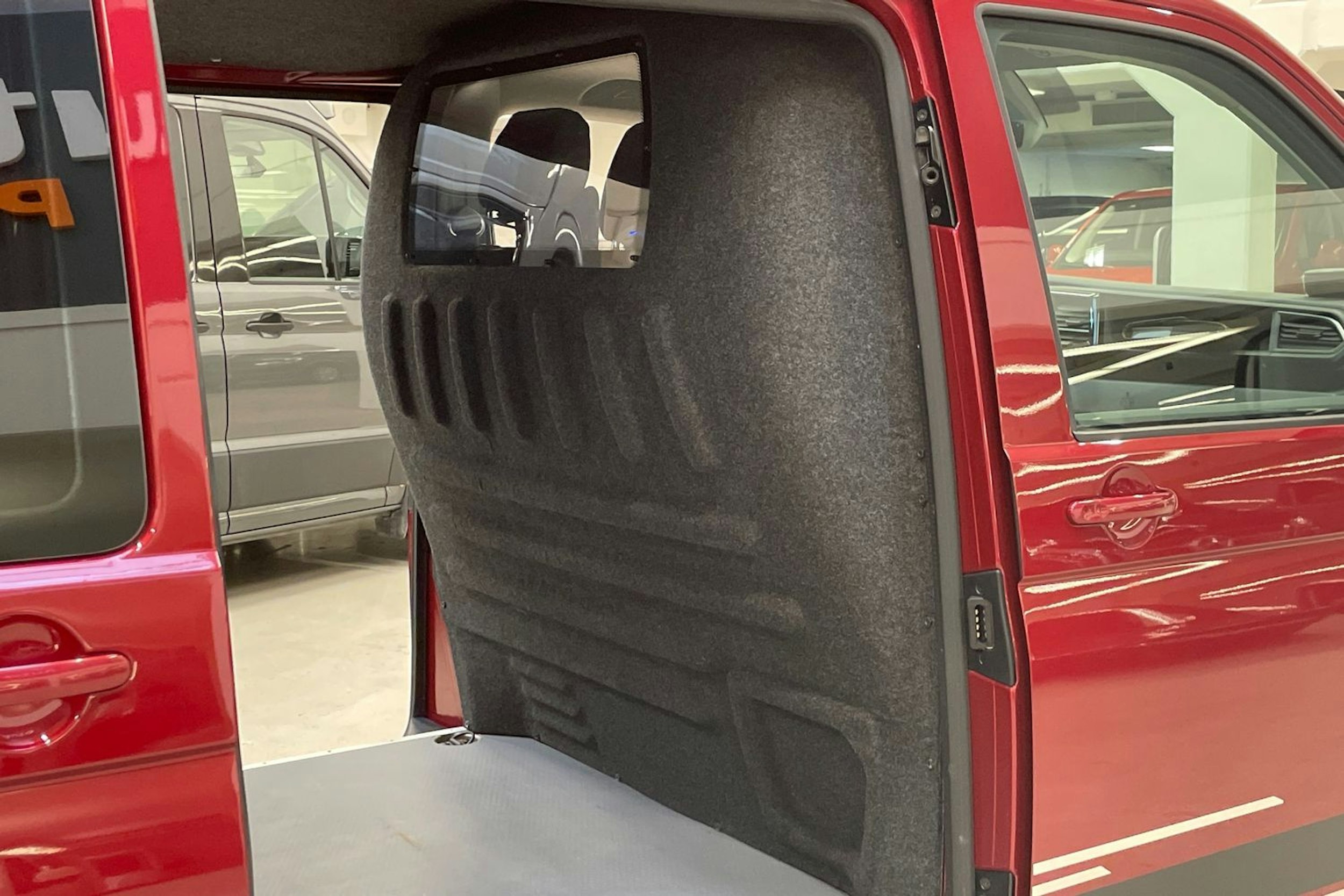 met. punainen Volkswagen Transporter 2022 kuva 13.