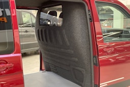 met. punainen Volkswagen Transporter 2022 kuva 13.