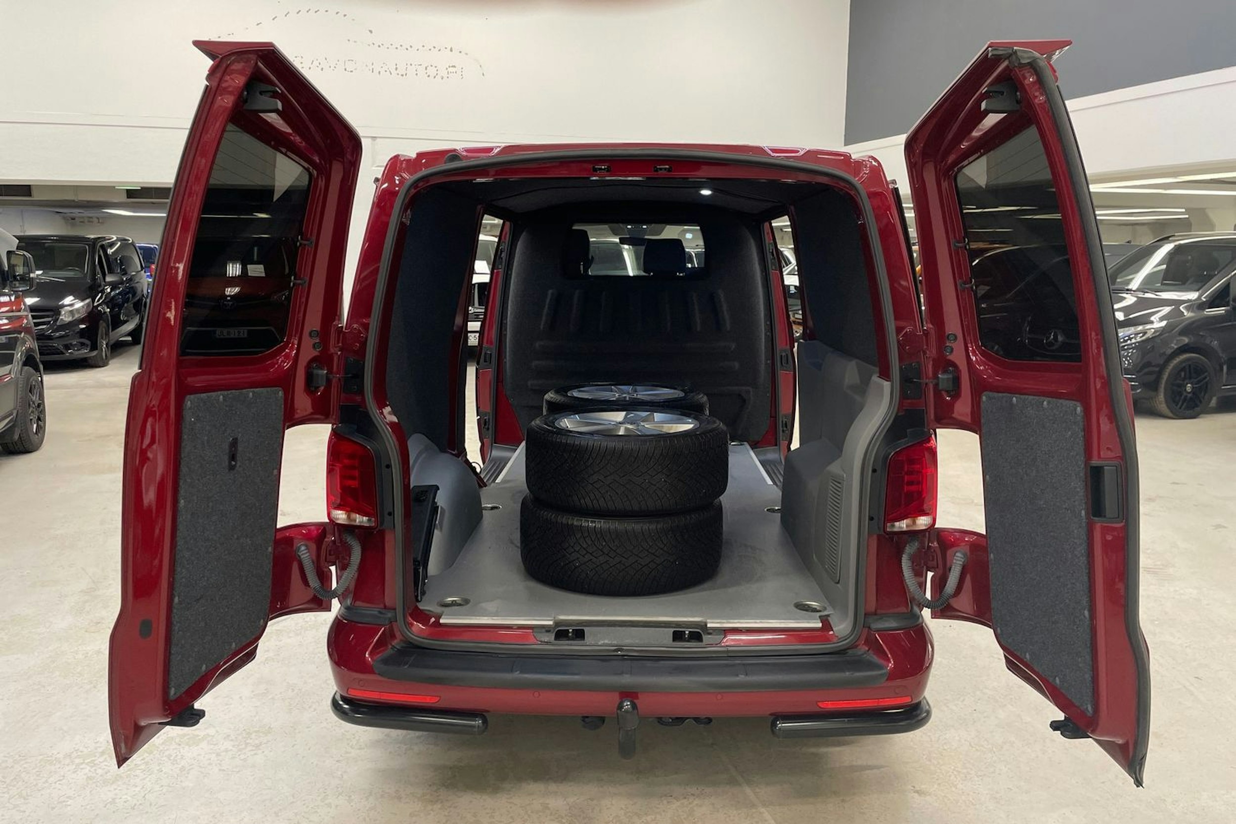 met. punainen Volkswagen Transporter 2022 kuva 14.