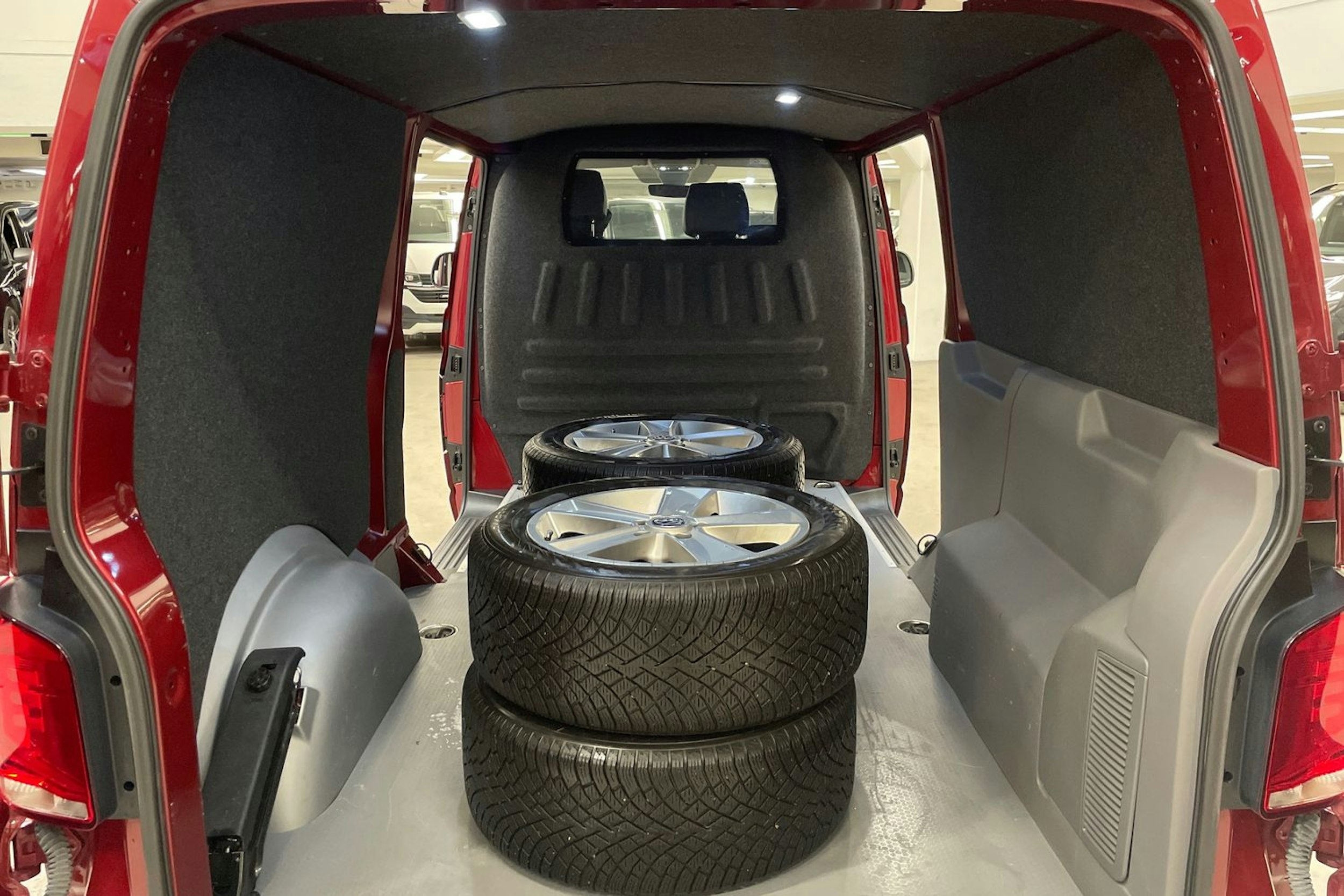 met. punainen Volkswagen Transporter 2022 kuva 15.