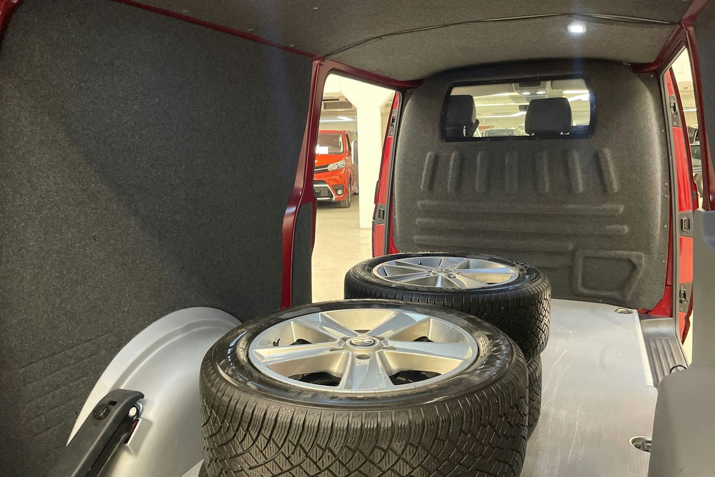 met. punainen Volkswagen Transporter 2022 kuva 16.