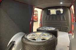 met. punainen Volkswagen Transporter 2022 kuva 16.