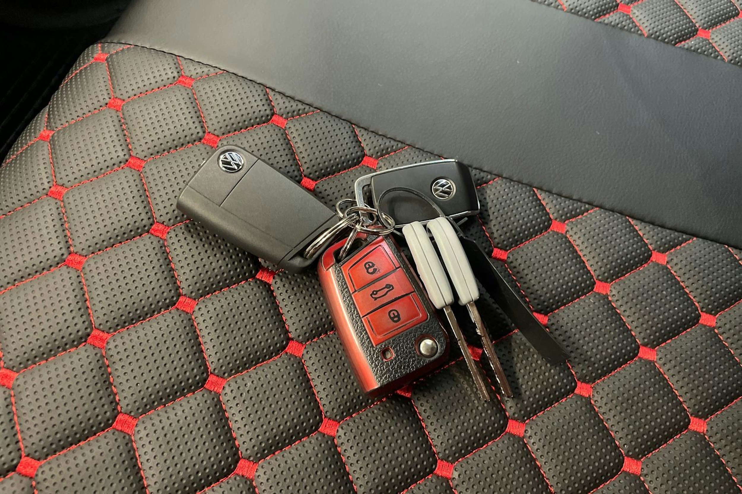 met. punainen Volkswagen Transporter 2022 kuva 31.