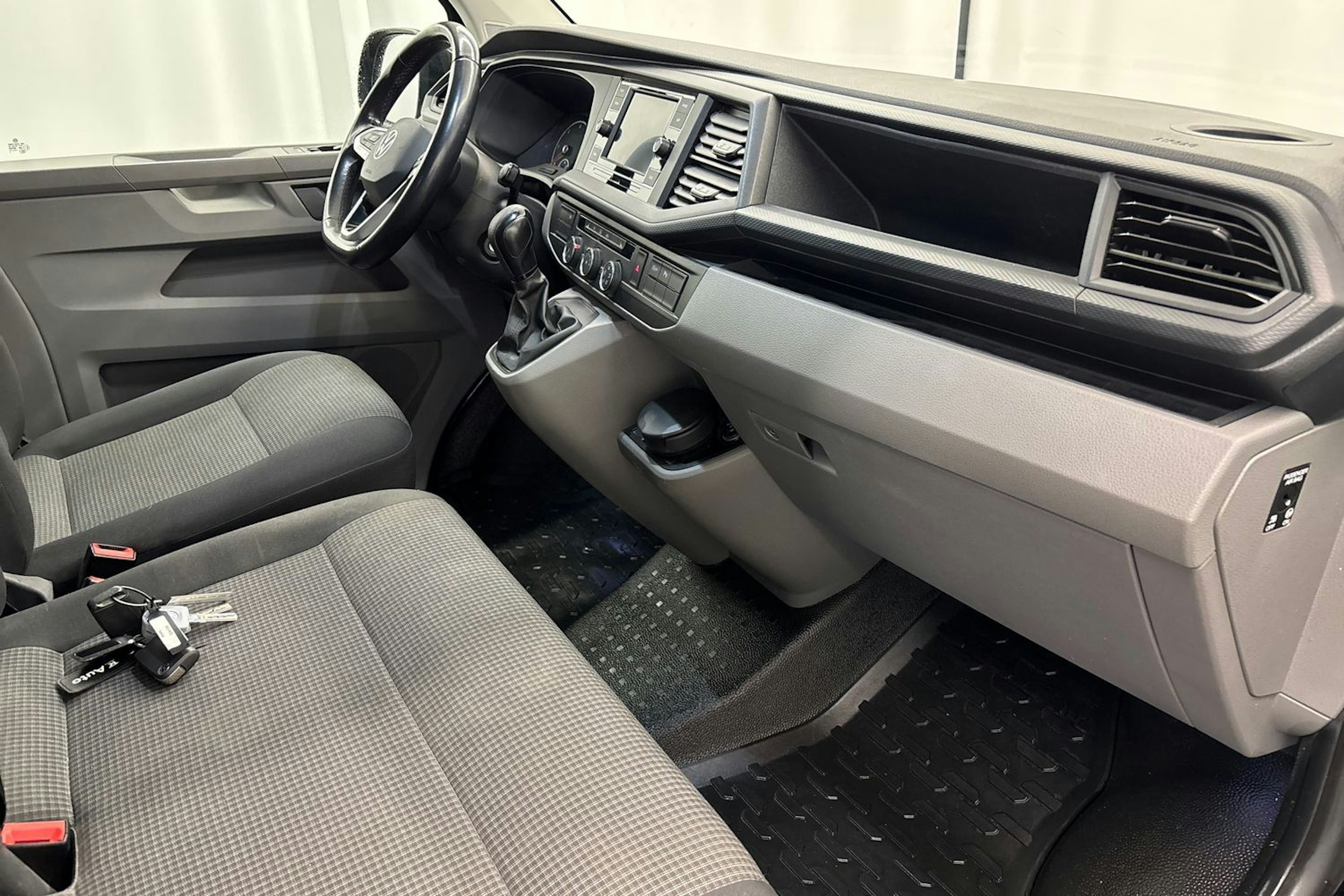 met. musta Volkswagen Transporter 2022 kuva 13.