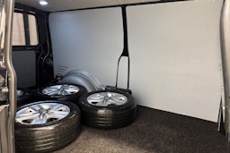 met. musta Volkswagen Transporter 2022 kuva 25.