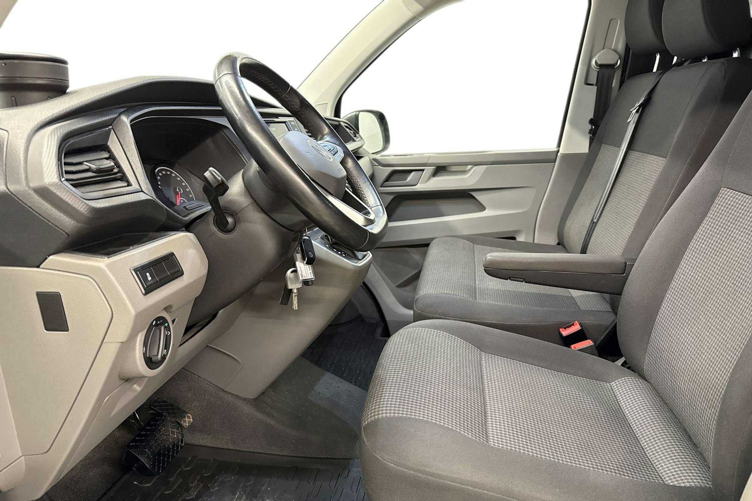 harmaa Volkswagen Transporter 2022 kuva 8.