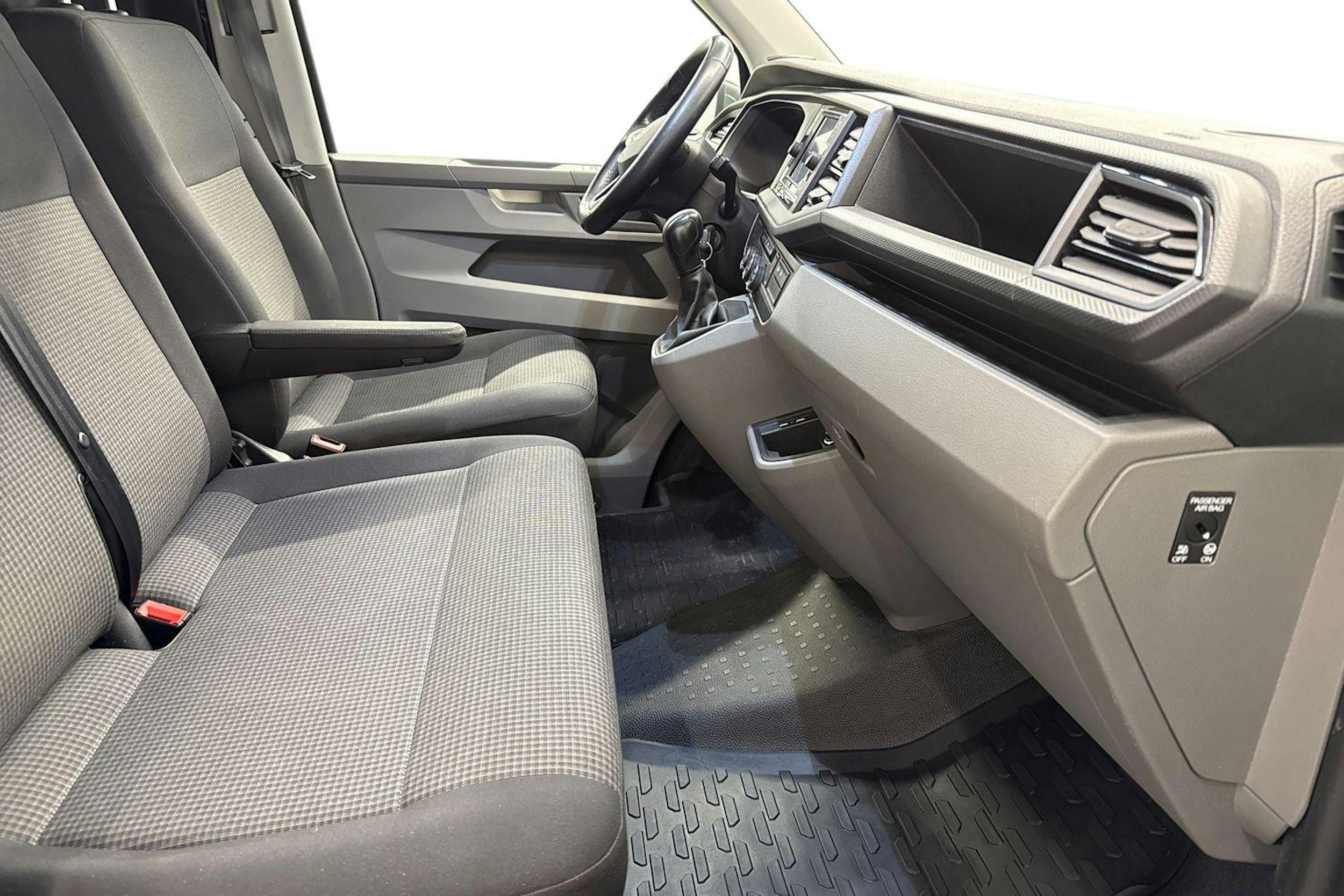 harmaa Volkswagen Transporter 2022 kuva 9.