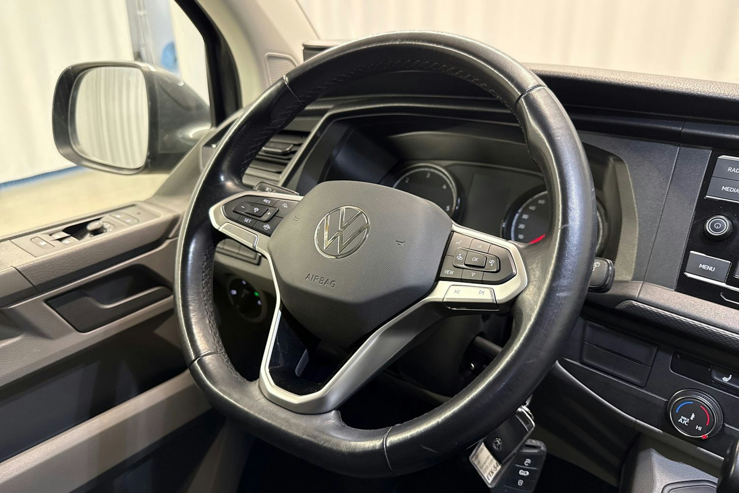 harmaa Volkswagen Transporter 2022 kuva 13.