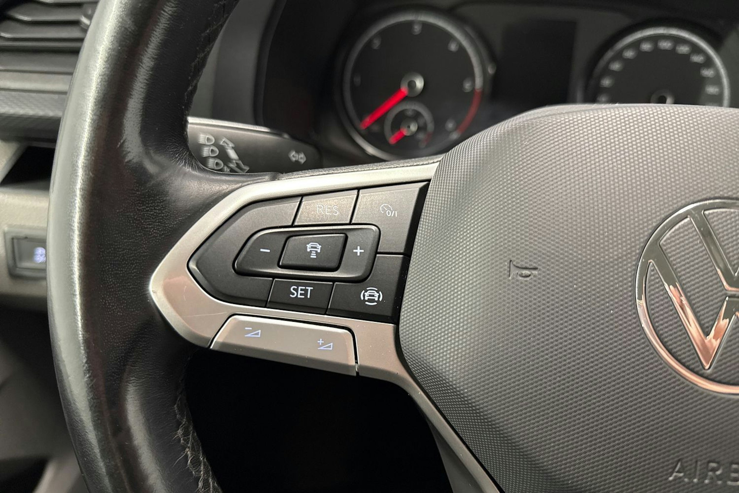 harmaa Volkswagen Transporter 2022 kuva 15.