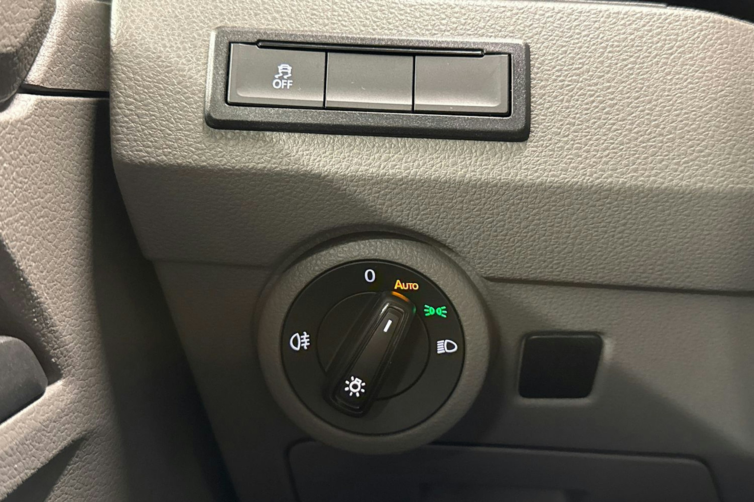 harmaa Volkswagen Transporter 2022 kuva 18.