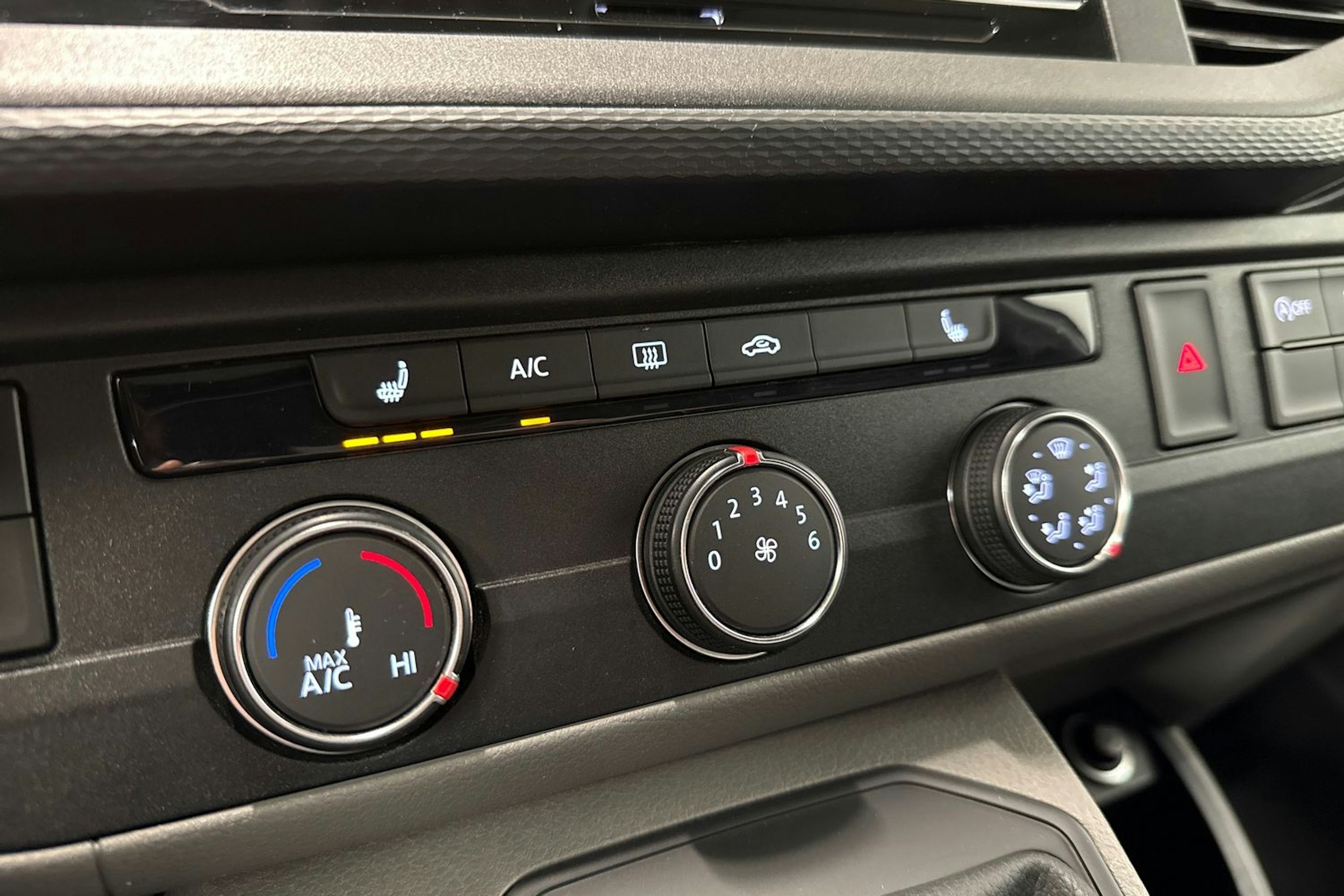 harmaa Volkswagen Transporter 2022 kuva 22.