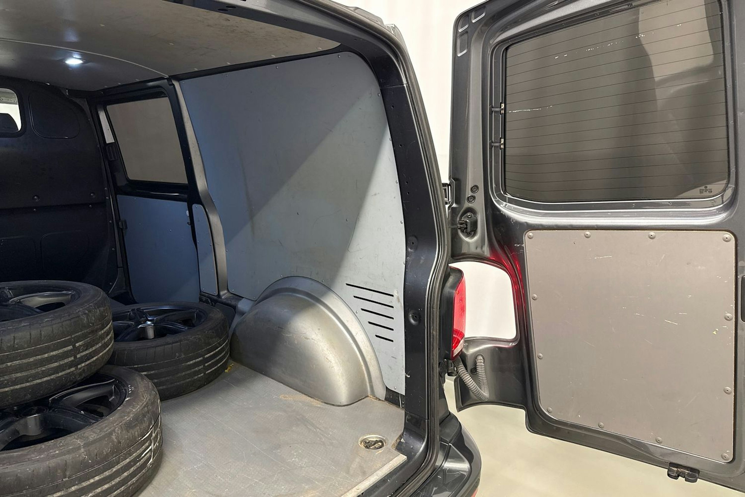 harmaa Volkswagen Transporter 2022 kuva 25.