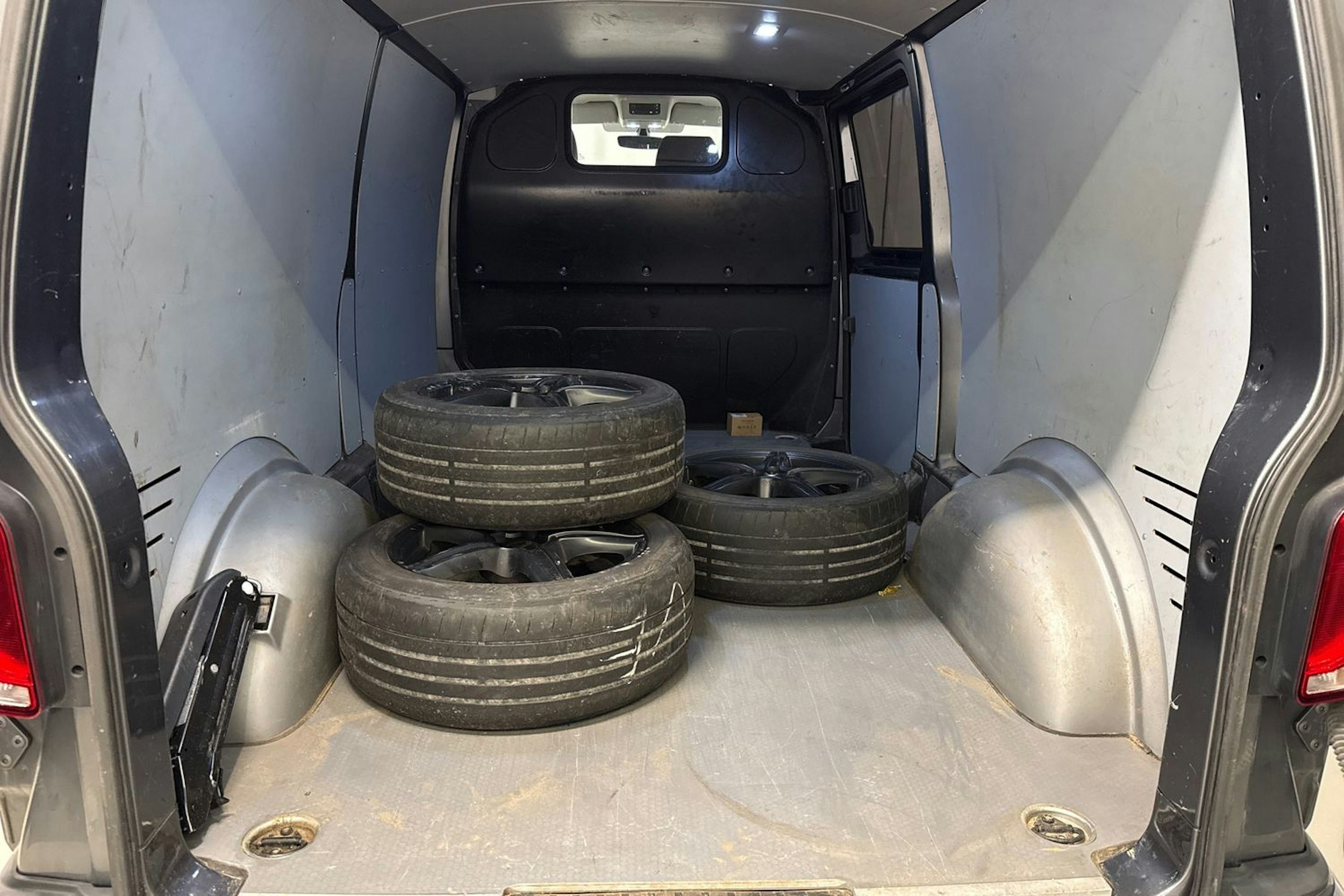 harmaa Volkswagen Transporter 2022 kuva 26.