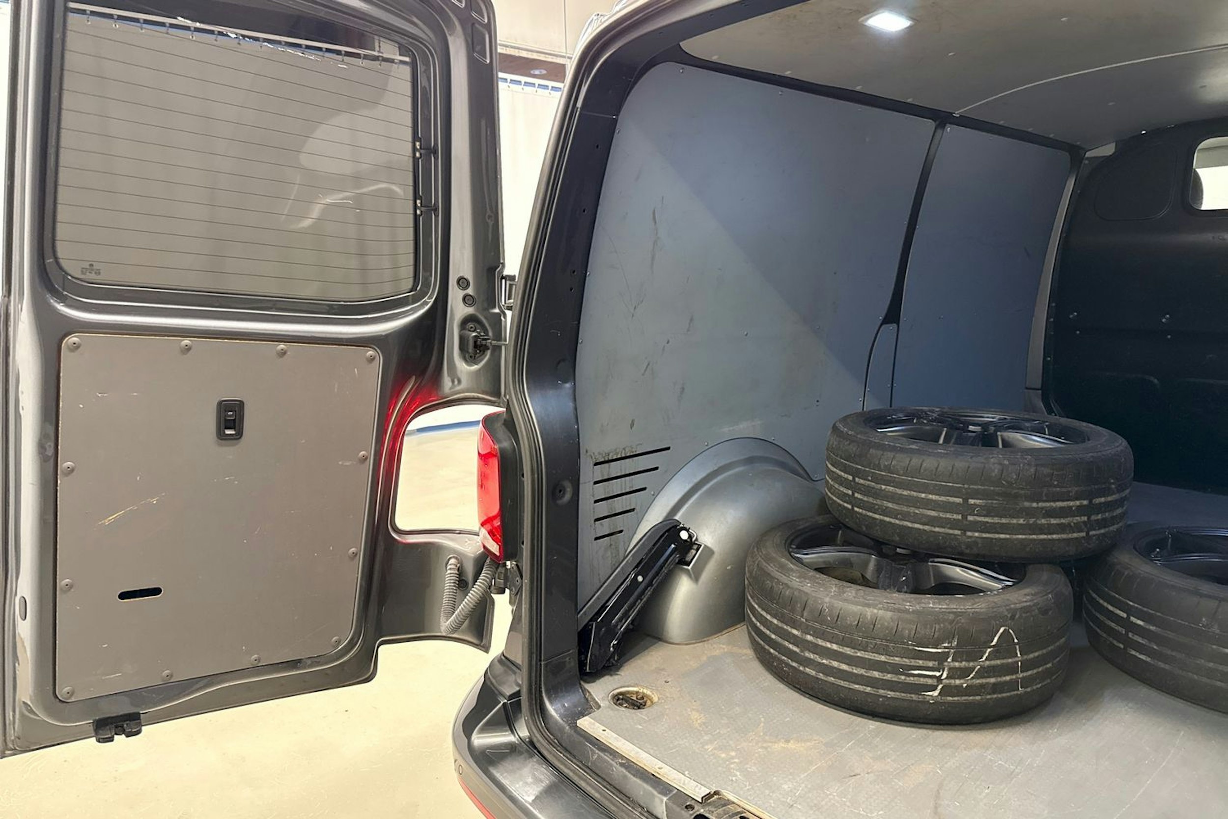 harmaa Volkswagen Transporter 2022 kuva 27.