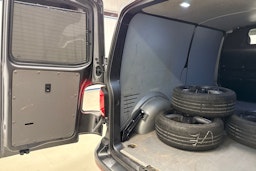 harmaa Volkswagen Transporter 2022 kuva 27.