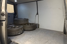 harmaa Volkswagen Transporter 2022 kuva 28.