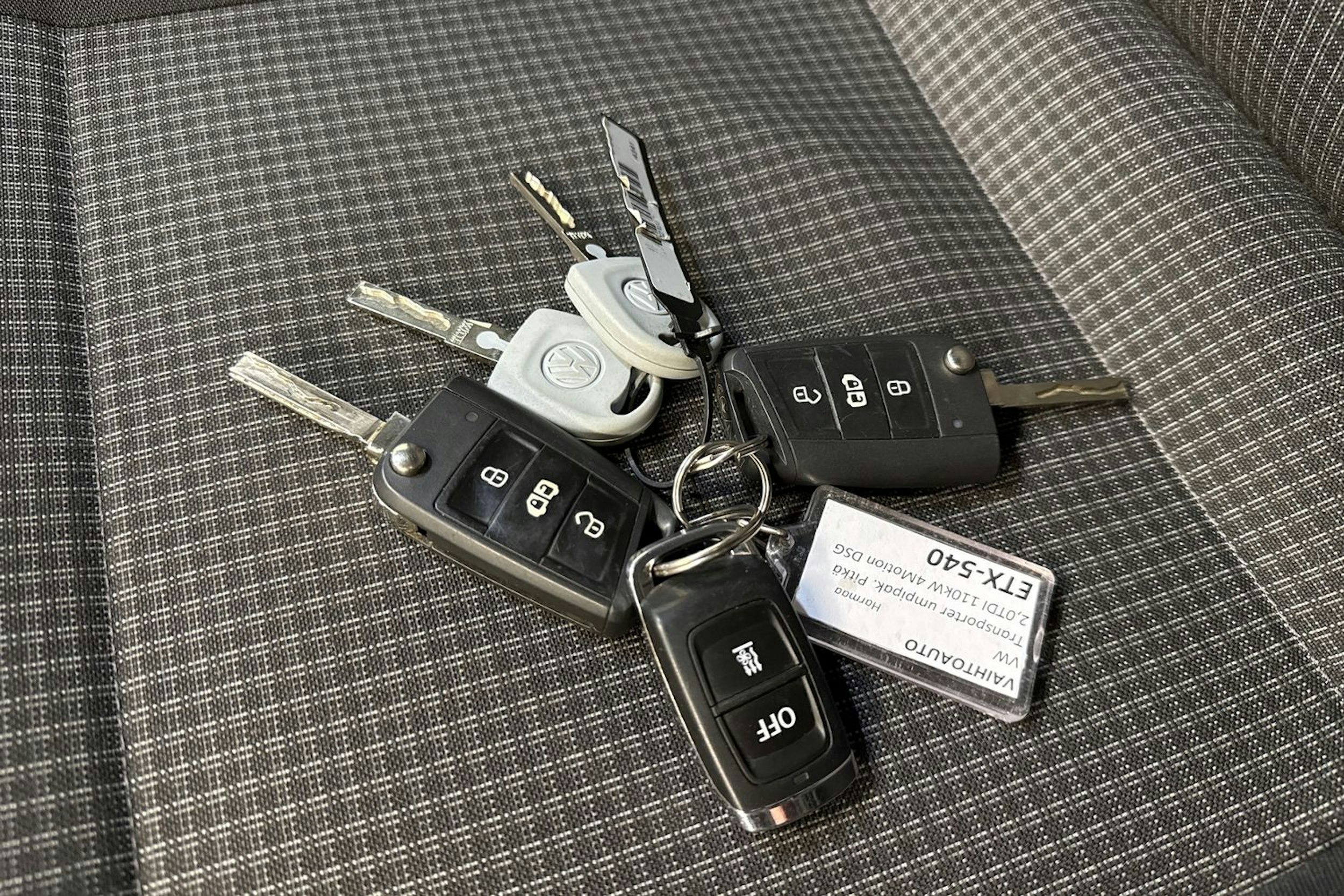 harmaa Volkswagen Transporter 2022 kuva 29.