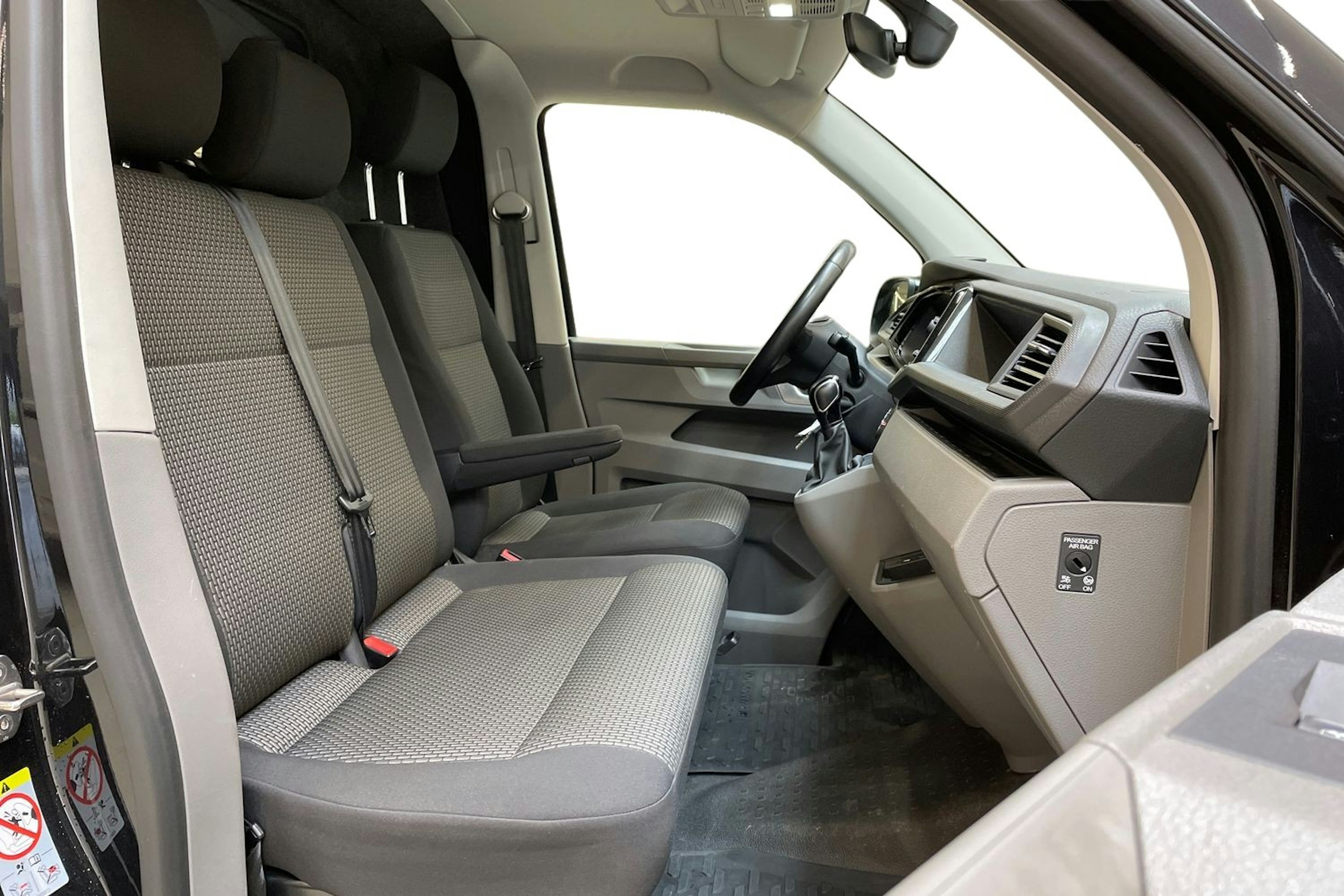musta Volkswagen Transporter 2022 kuva 10.