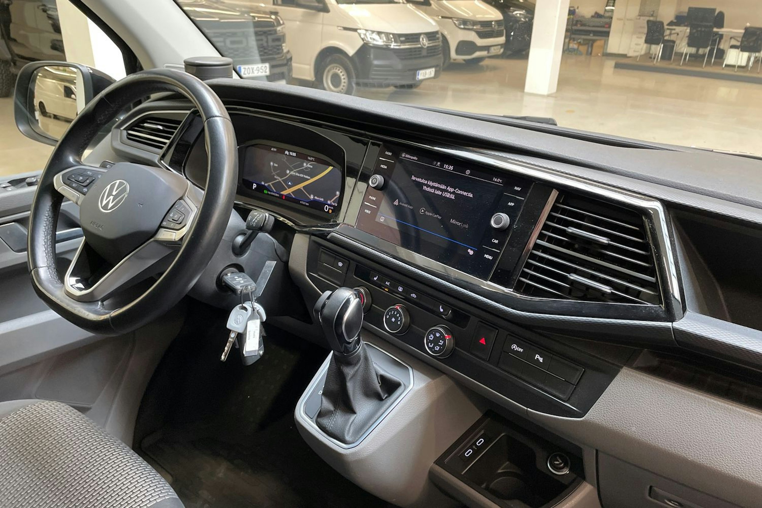 musta Volkswagen Transporter 2022 kuva 13.