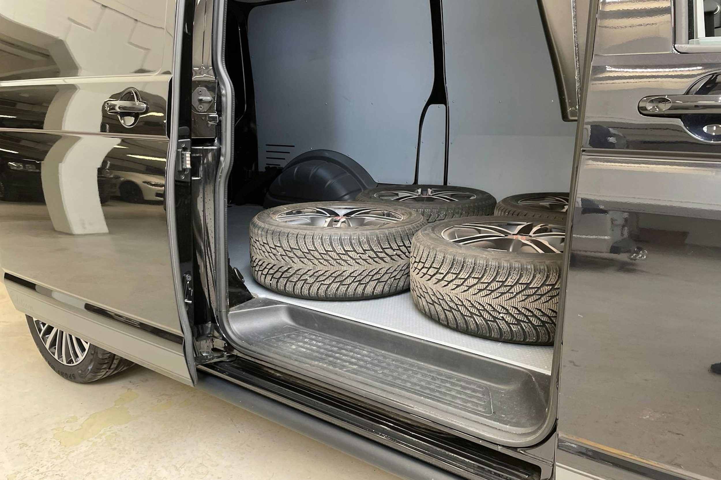 musta Volkswagen Transporter 2022 kuva 15.