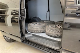 musta Volkswagen Transporter 2022 kuva 15.