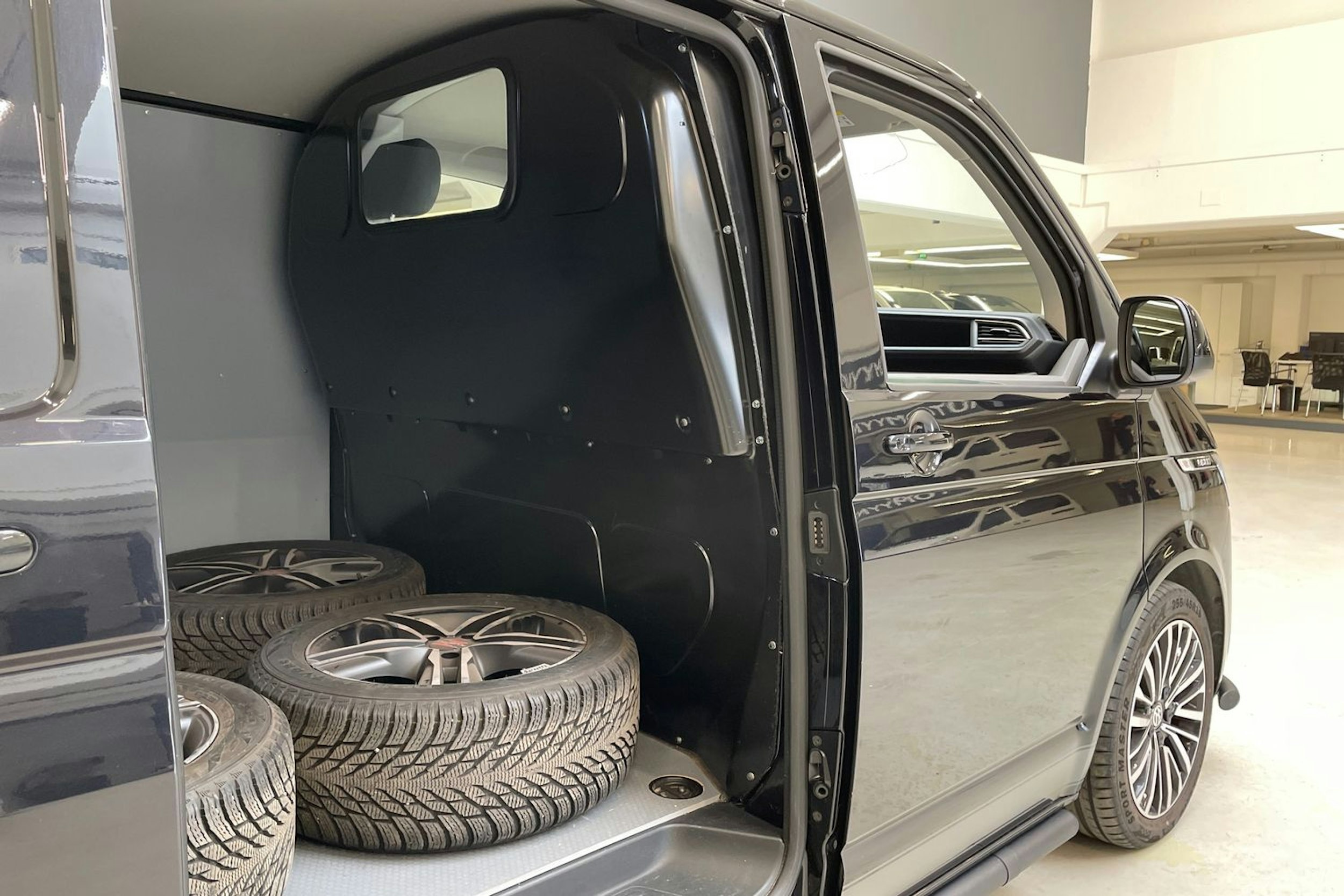 musta Volkswagen Transporter 2022 kuva 16.