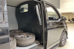 musta Volkswagen Transporter 2022 kuva 16.