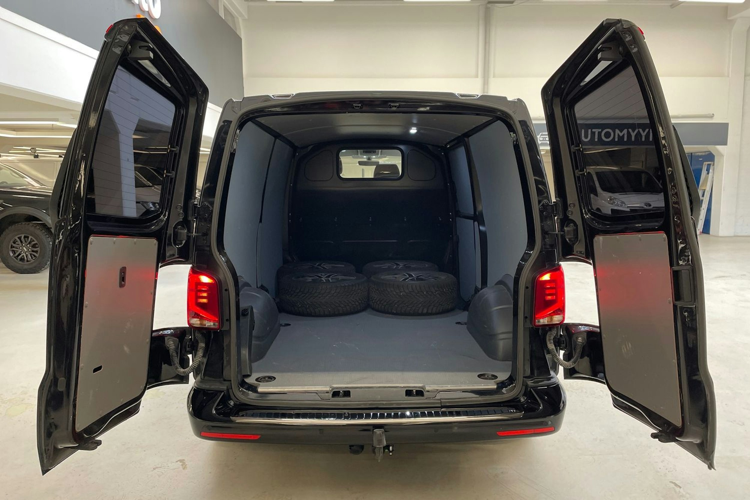 musta Volkswagen Transporter 2022 kuva 19.