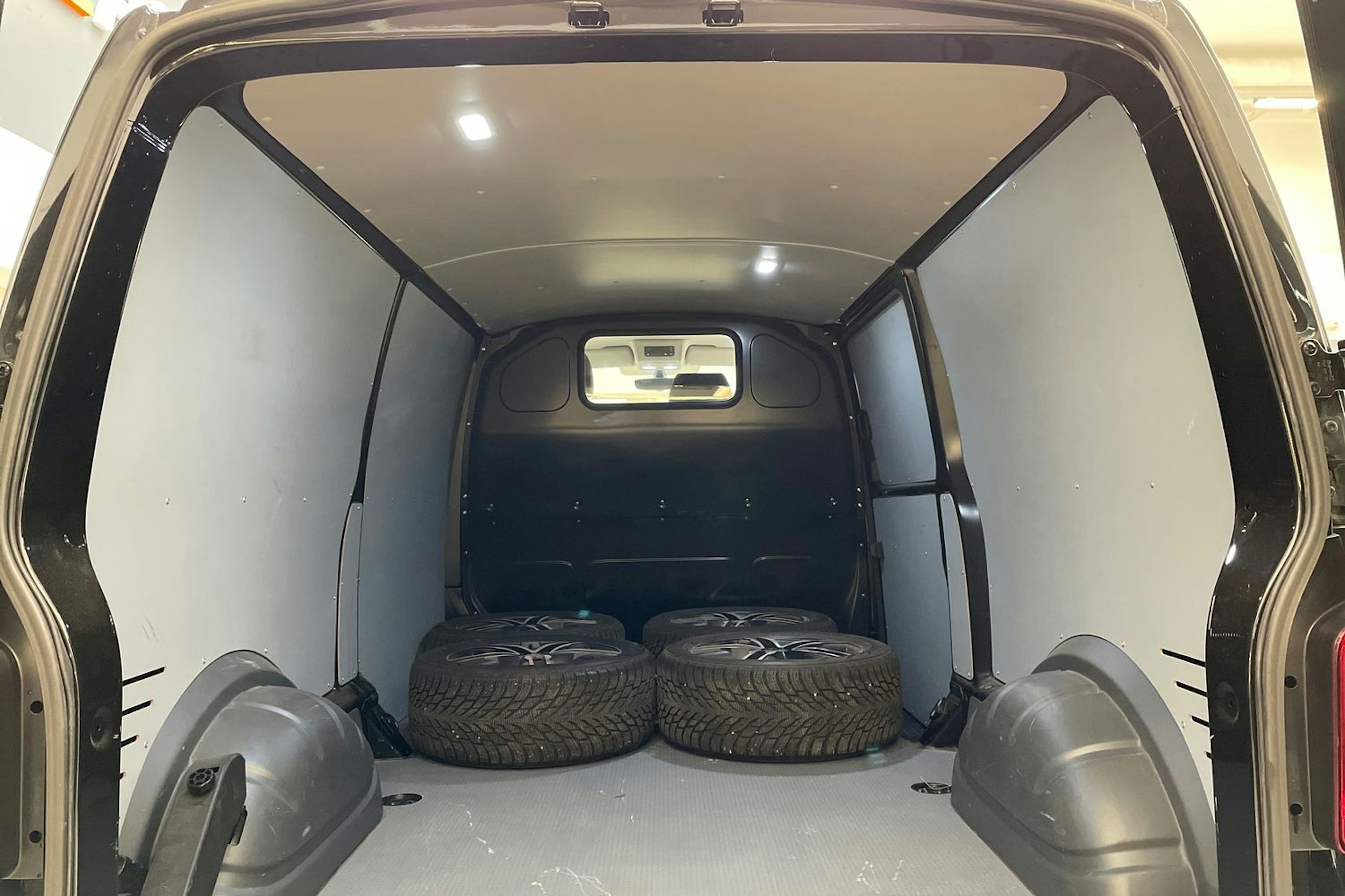 musta Volkswagen Transporter 2022 kuva 20.