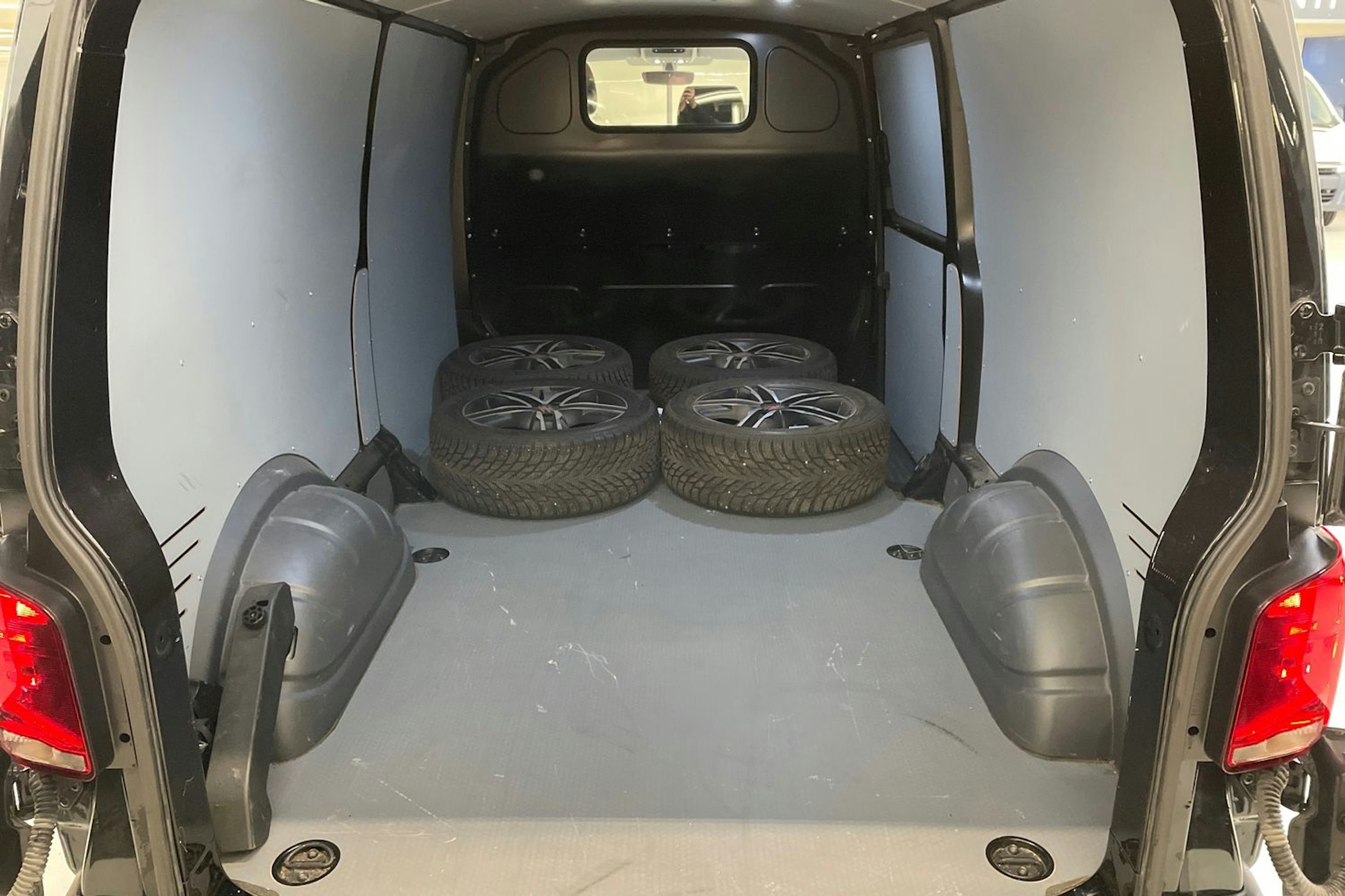 musta Volkswagen Transporter 2022 kuva 21.