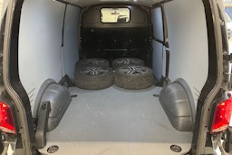 musta Volkswagen Transporter 2022 kuva 21.