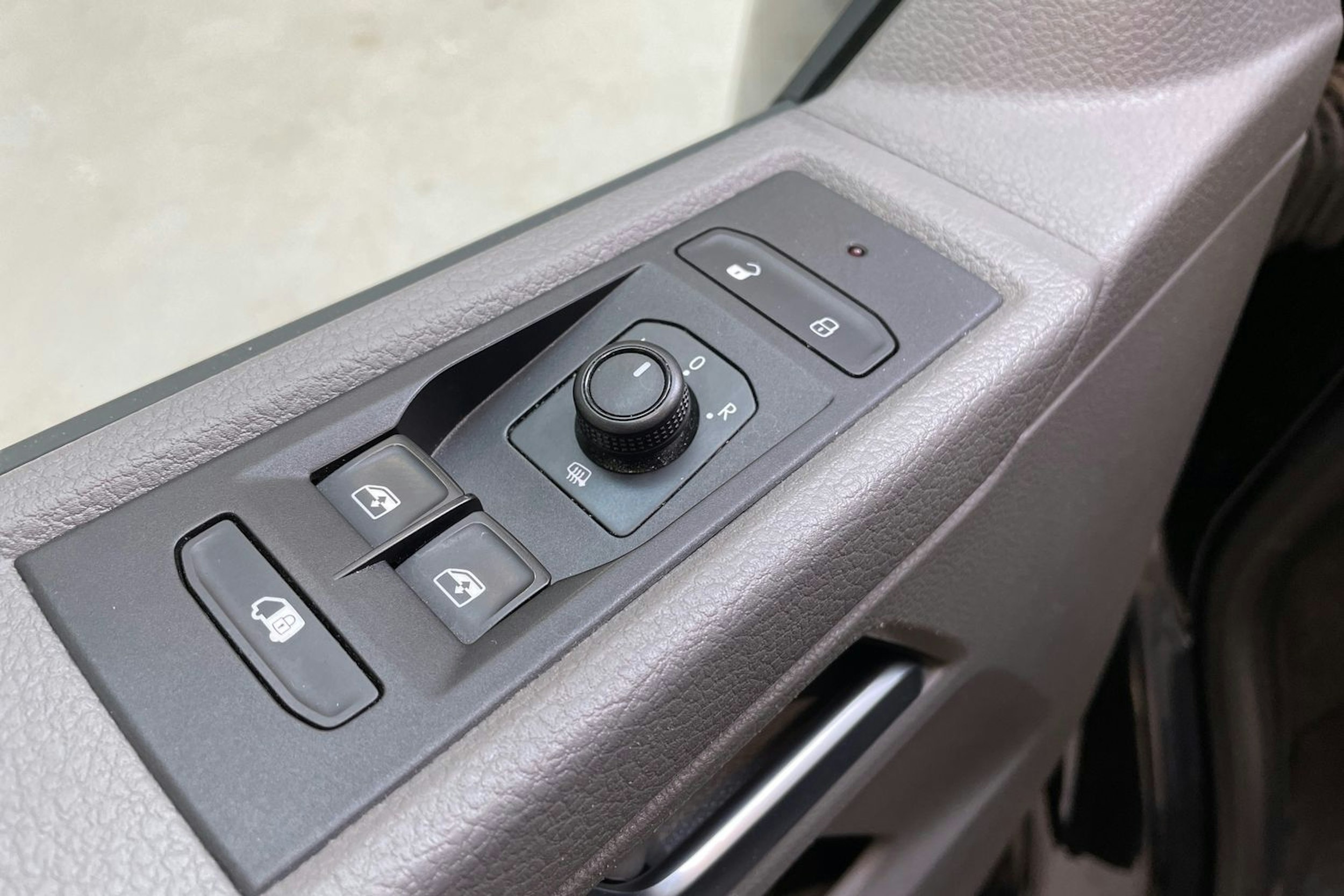 musta Volkswagen Transporter 2022 kuva 23.