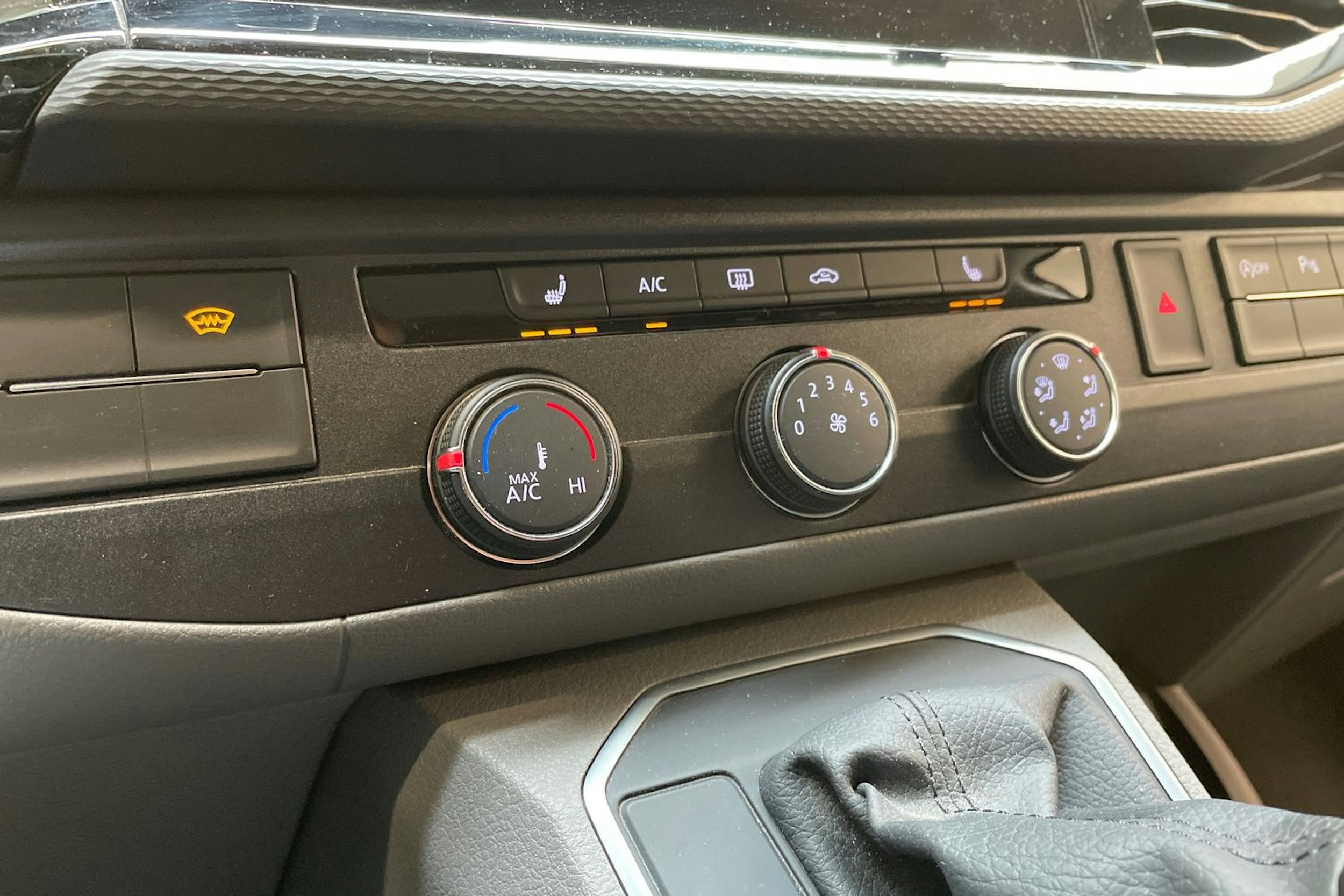 musta Volkswagen Transporter 2022 kuva 27.