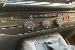 musta Volkswagen Transporter 2022 kuva 27.