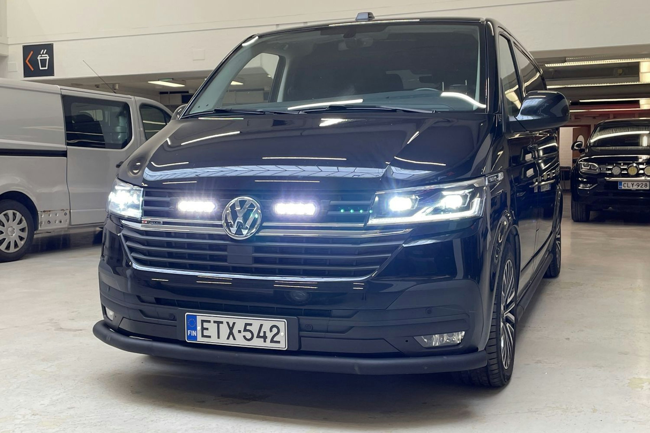 musta Volkswagen Transporter 2022 kuva 30.