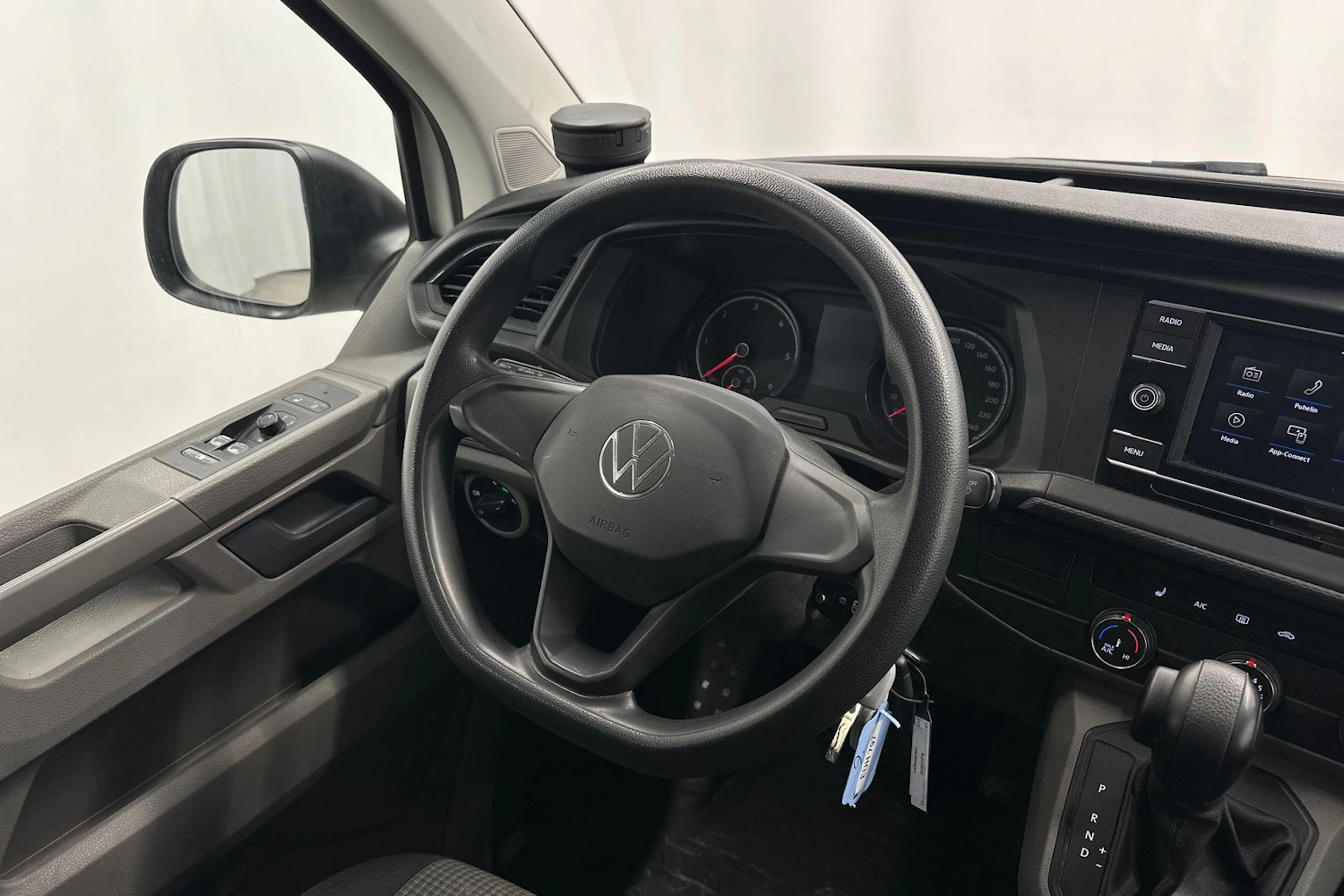 valkoinen Volkswagen Transporter 2022 kuva 10.