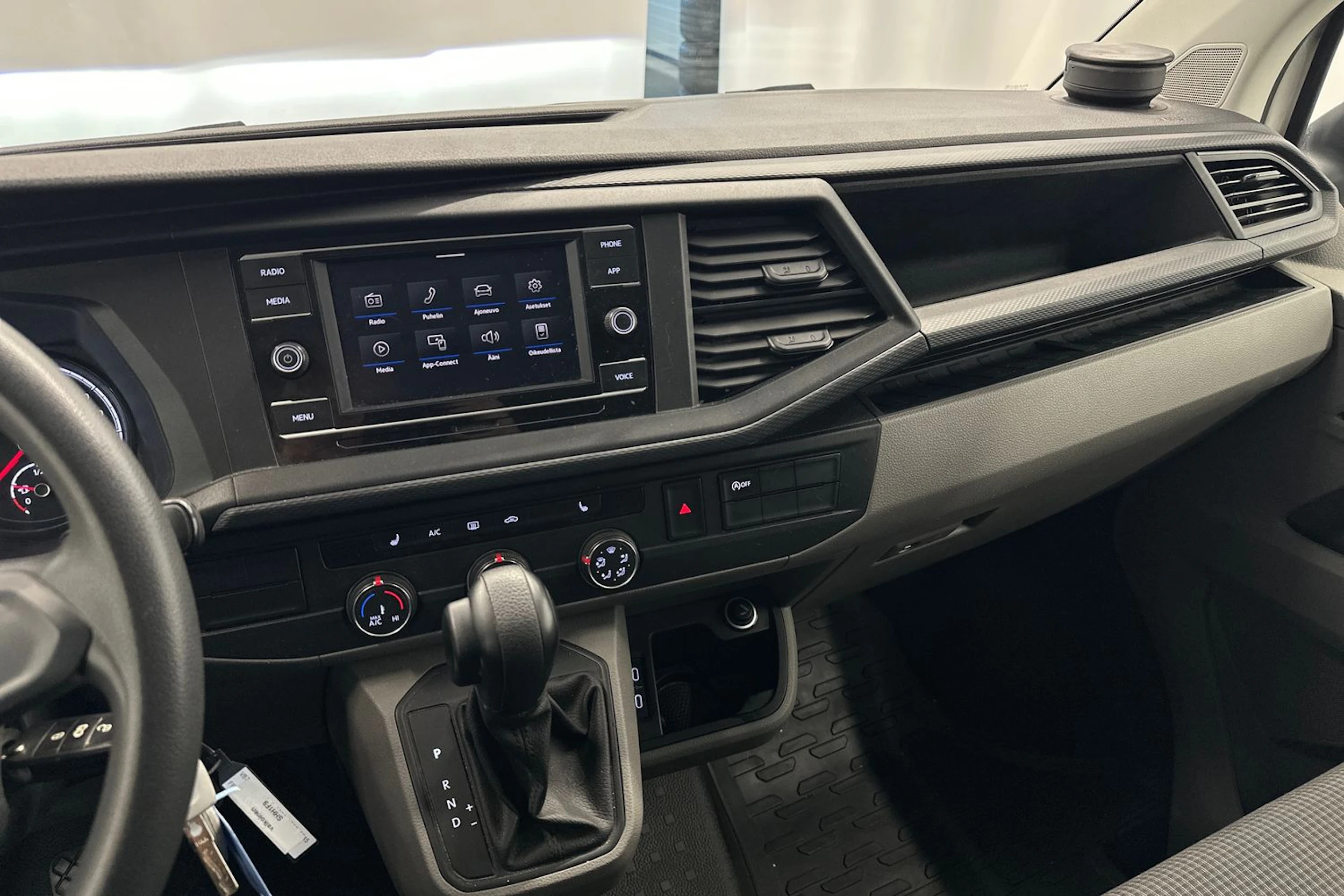 valkoinen Volkswagen Transporter 2022 kuva 12.