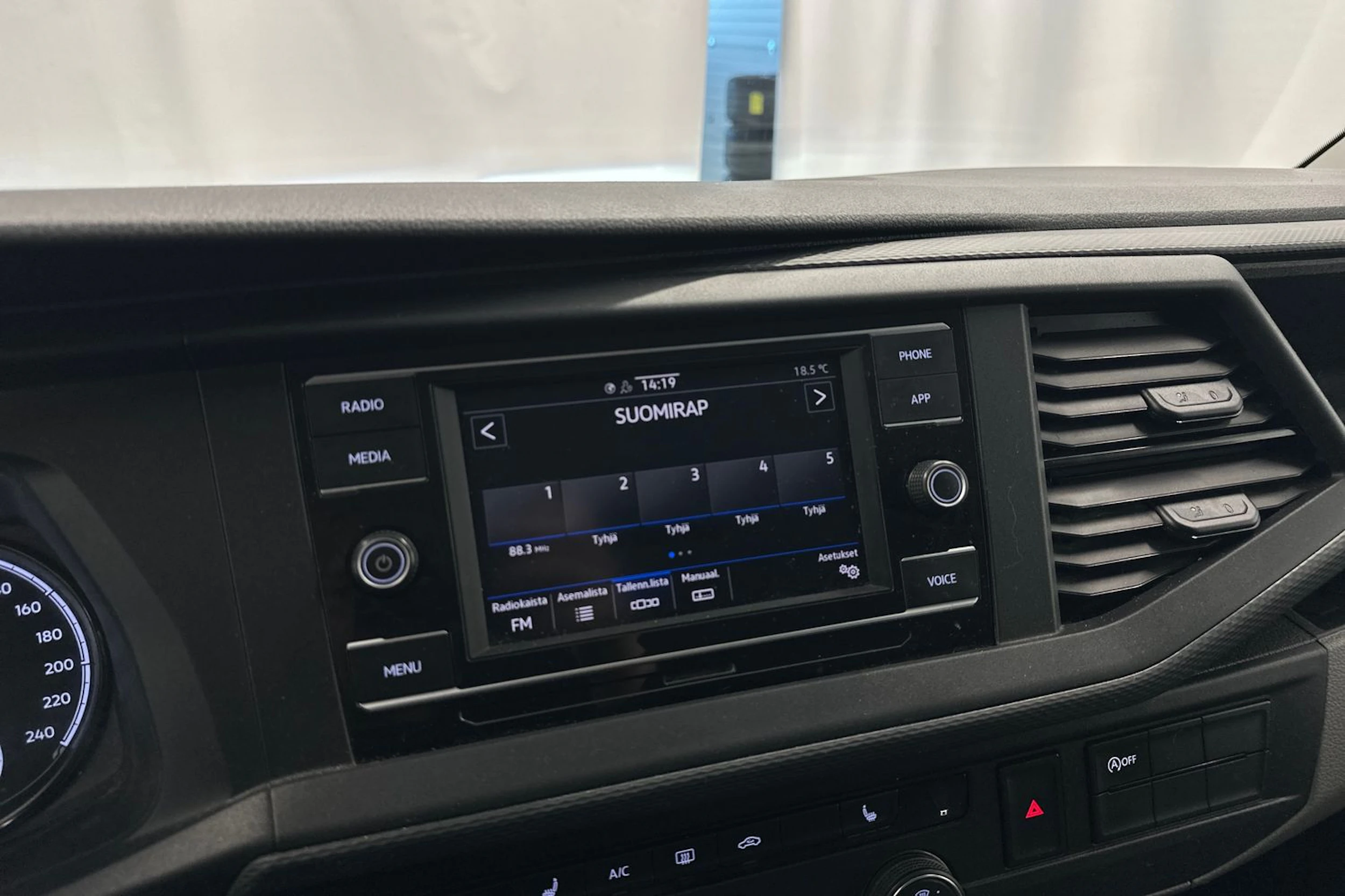 valkoinen Volkswagen Transporter 2022 kuva 13.