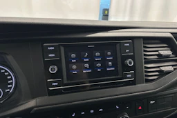 valkoinen Volkswagen Transporter 2022 kuva 15.