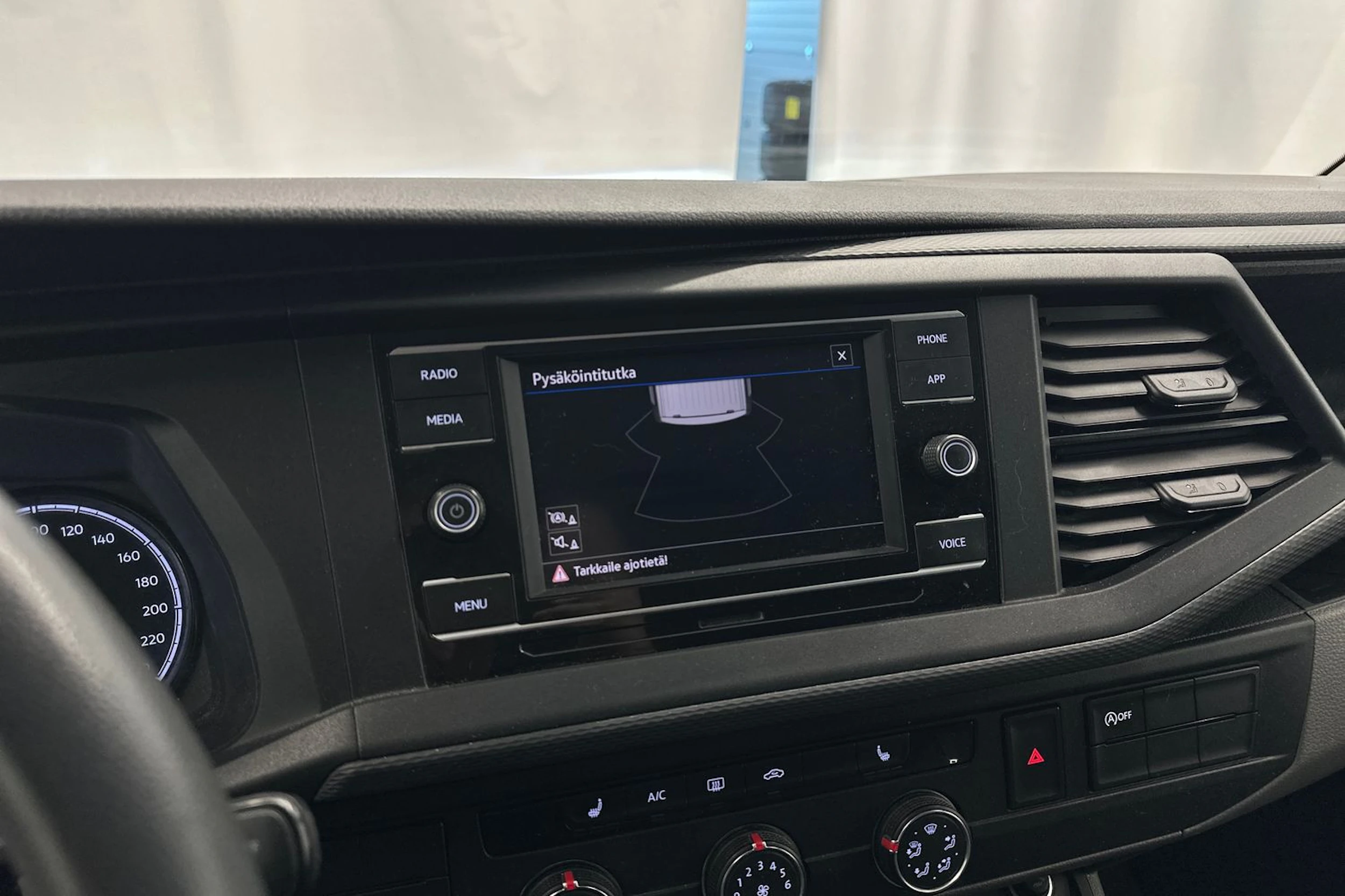 valkoinen Volkswagen Transporter 2022 kuva 16.