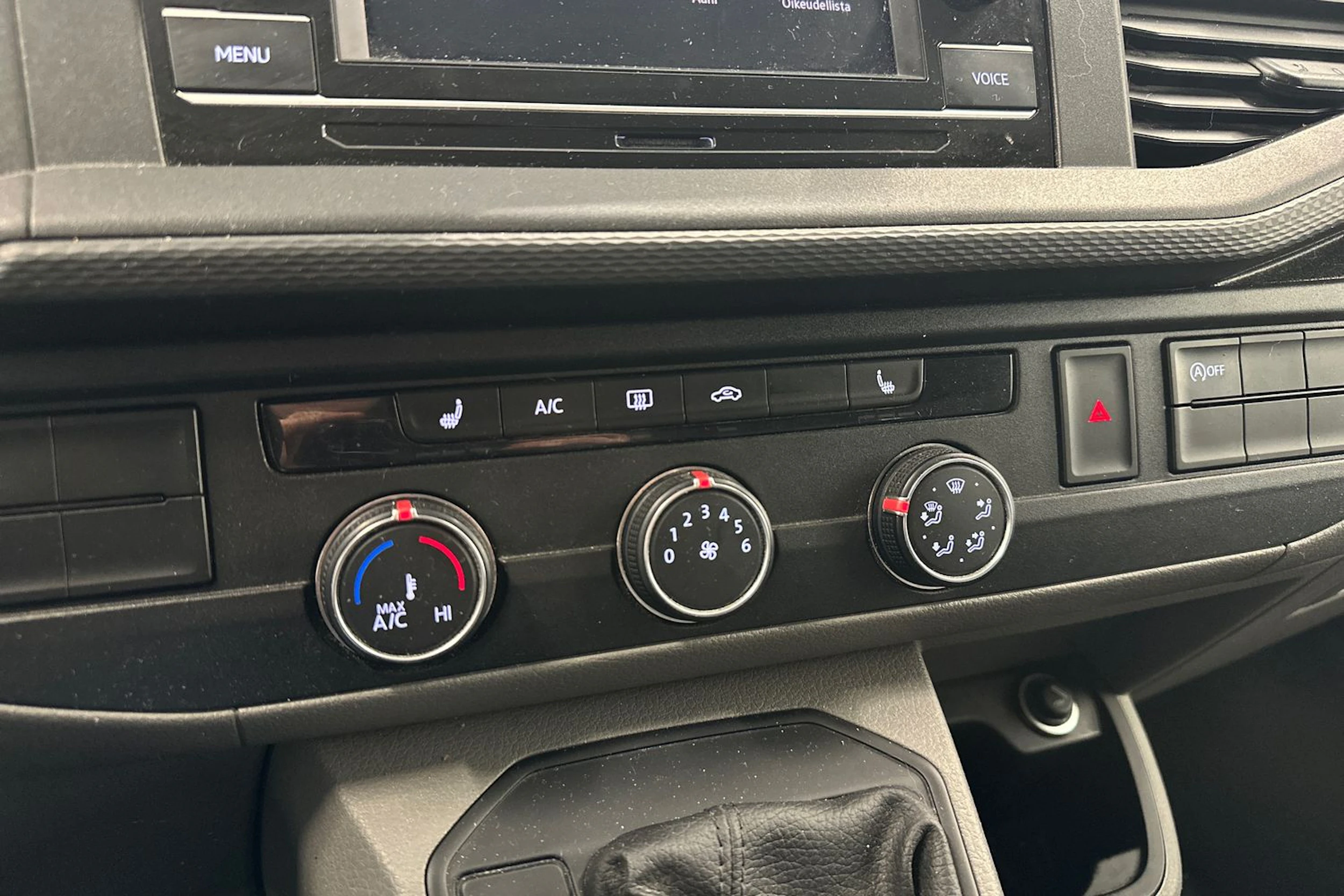 valkoinen Volkswagen Transporter 2022 kuva 18.