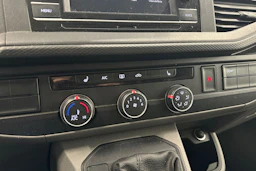 valkoinen Volkswagen Transporter 2022 kuva 18.