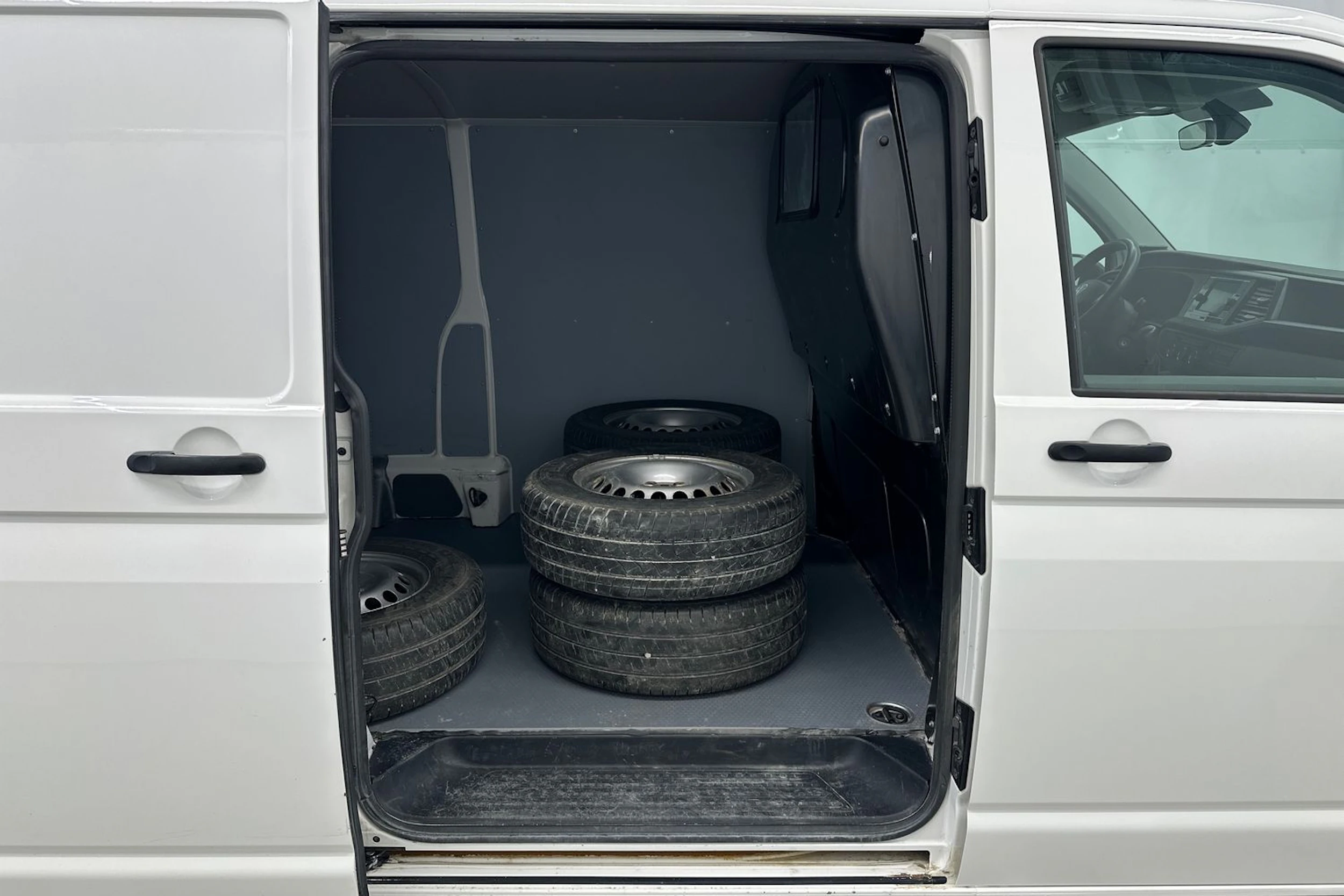 valkoinen Volkswagen Transporter 2022 kuva 20.