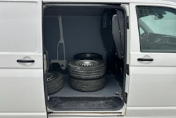 valkoinen Volkswagen Transporter 2022 kuva 20.