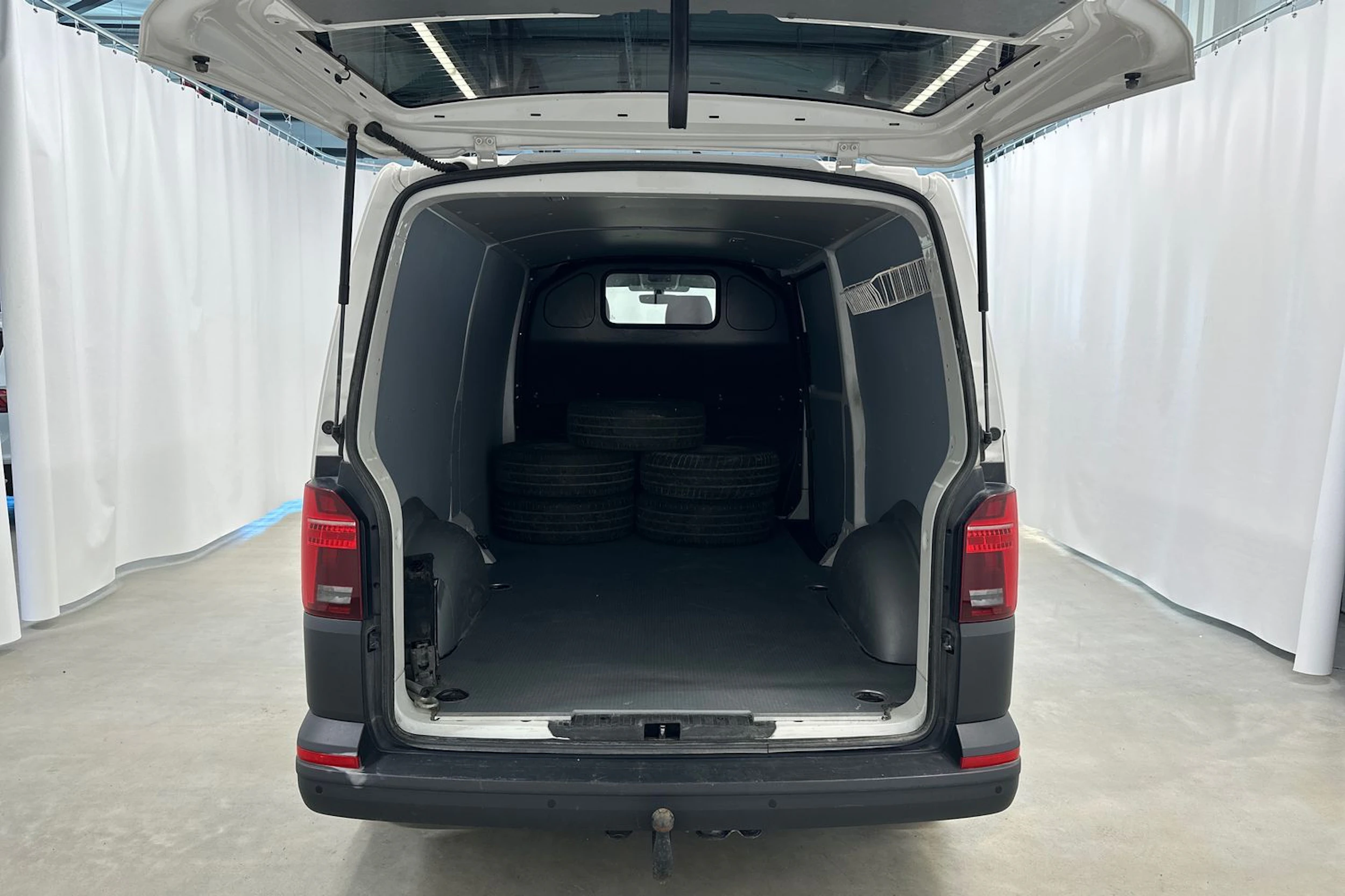 valkoinen Volkswagen Transporter 2022 kuva 21.