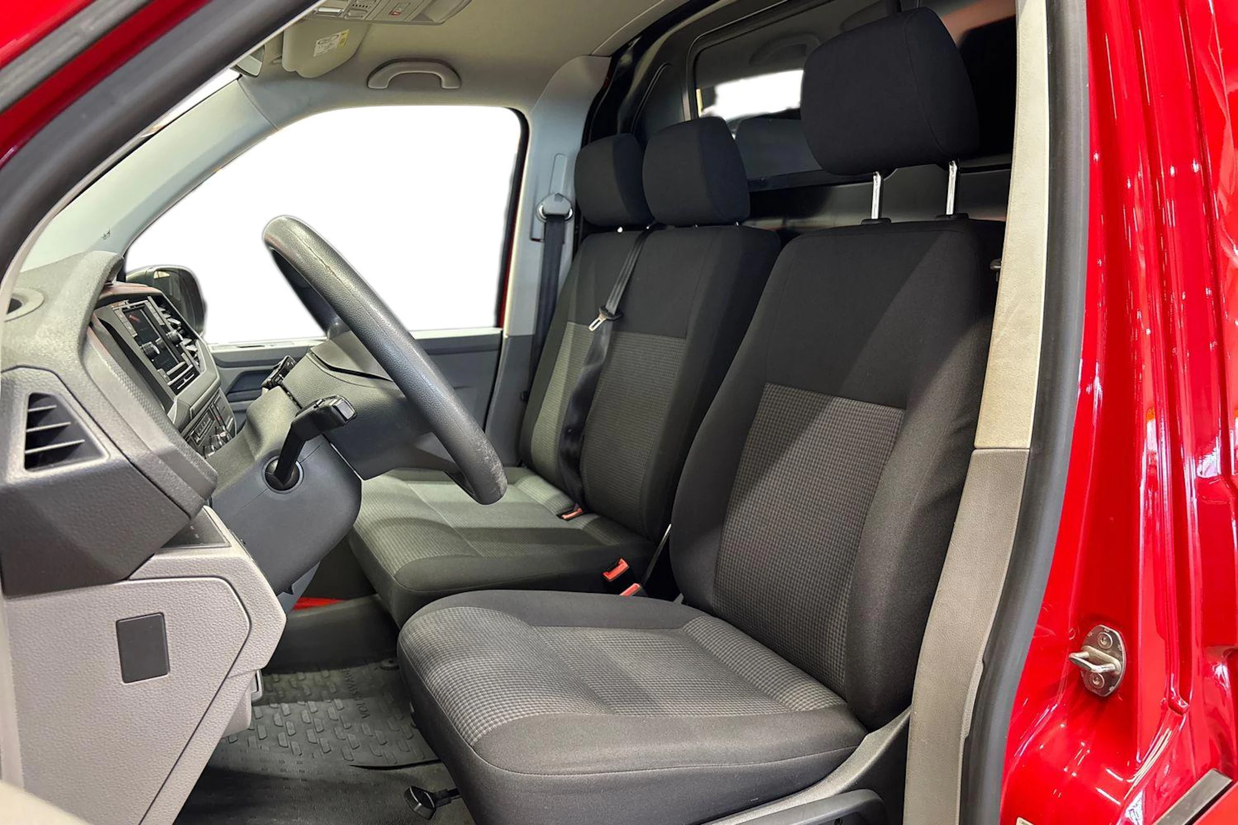 punainen Volkswagen Transporter 2022 kuva 8.