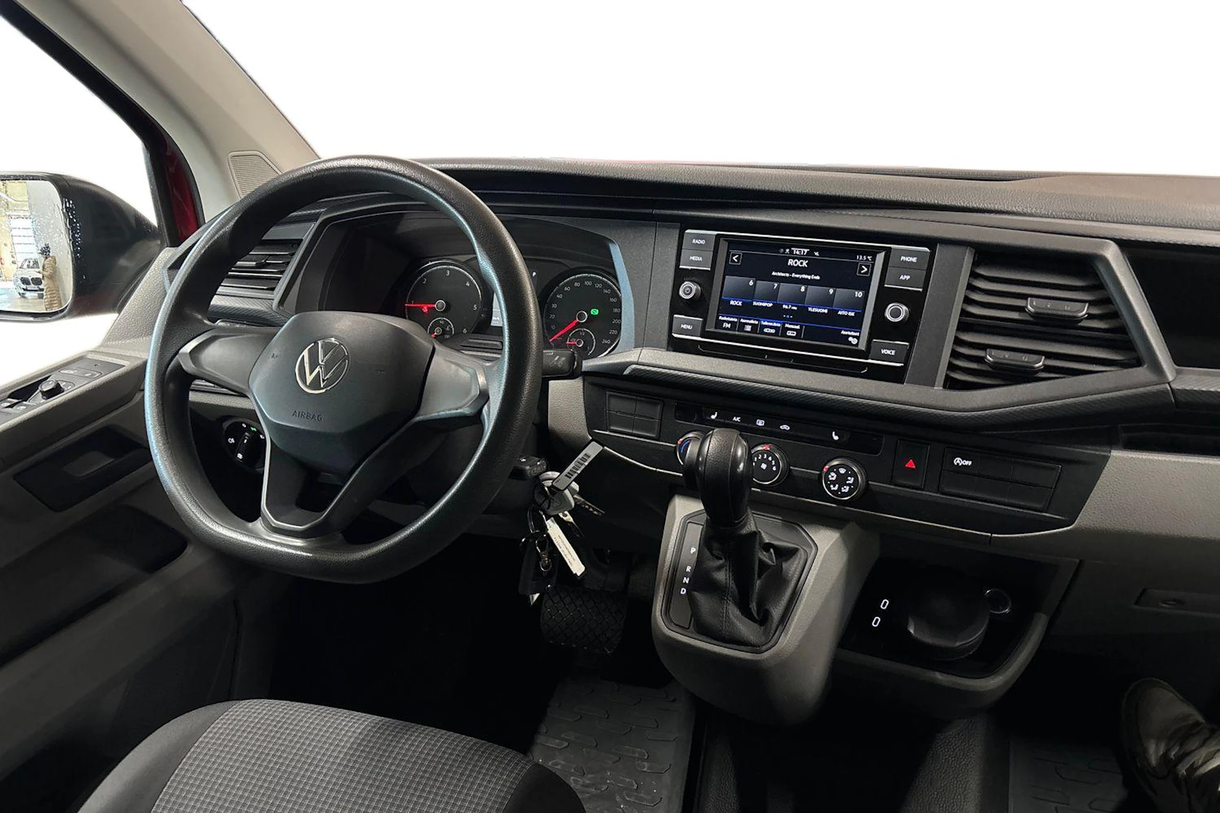 punainen Volkswagen Transporter 2022 kuva 9.