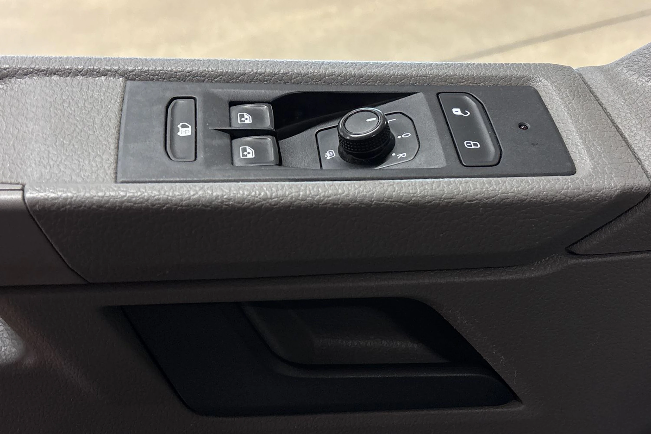 punainen Volkswagen Transporter 2022 kuva 13.