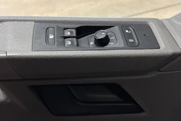 punainen Volkswagen Transporter 2022 kuva 13.